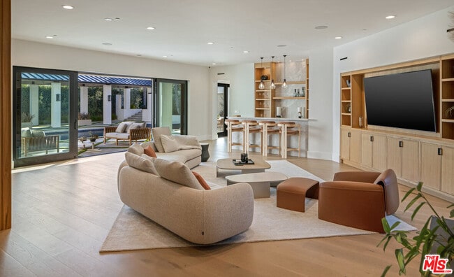 Building Photo - 7052 Dume Dr