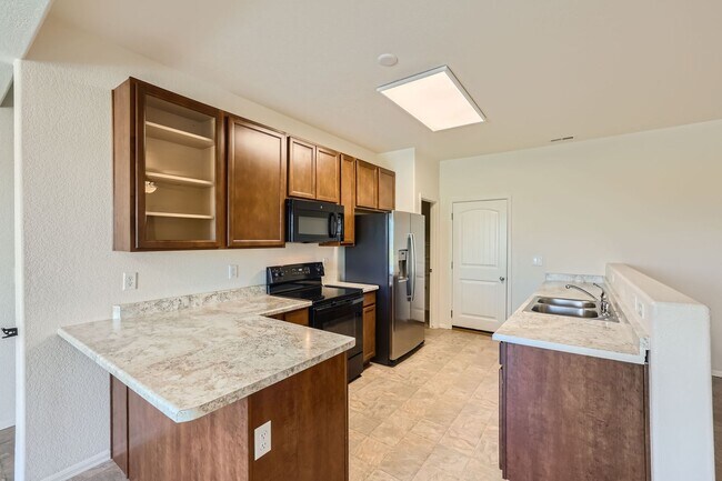 Building Photo - 3 bedroom townhome on north side, attached...