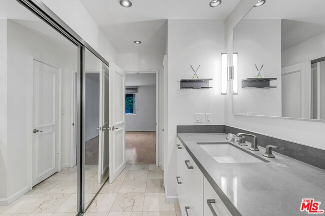 Building Photo - 8535 W Knl Dr