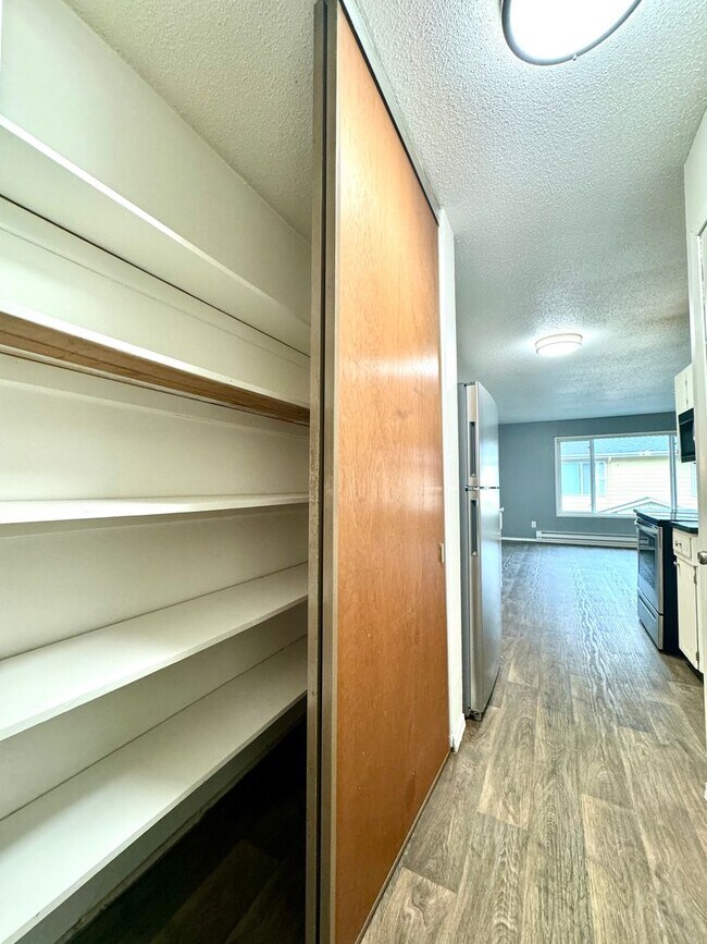 Building Photo - Freshly Updated Top Floor One Bedroom w/ Fresh Paint, New Shower Surround & Stainless Appliances~...