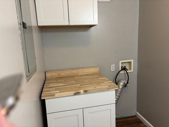 Building Photo - Updated 2 bedroom with Bonus room home in ...