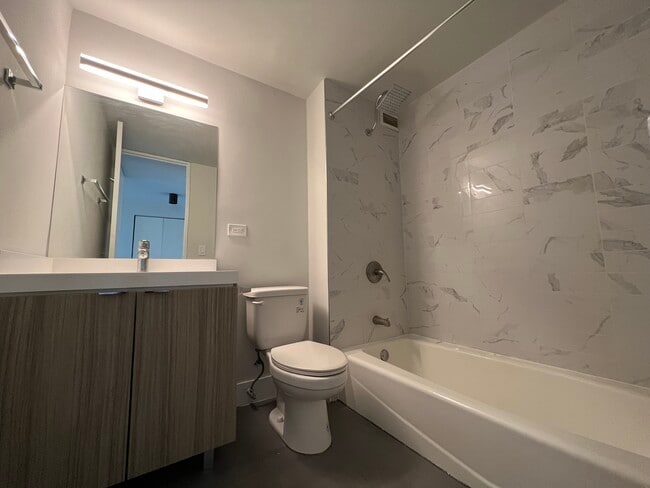 Building Photo - 2 E Oak St