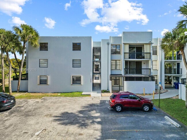 Building Photo - 10825 SW 112th Ave