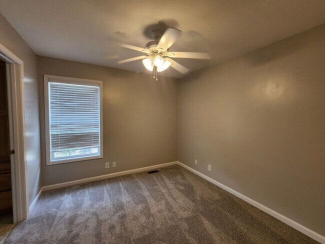 Building Photo - $1850 3 Beds 2.5 Bath + Bonus Room & Storm...