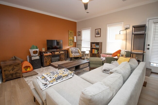 Building Photo - 2 bedroom/2.5 bathroom townhouse in Arsenal Hill