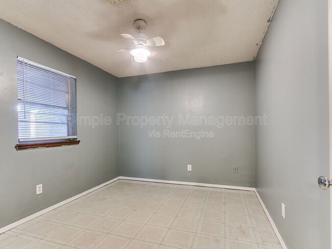 Building Photo - 2205 Donna Dr