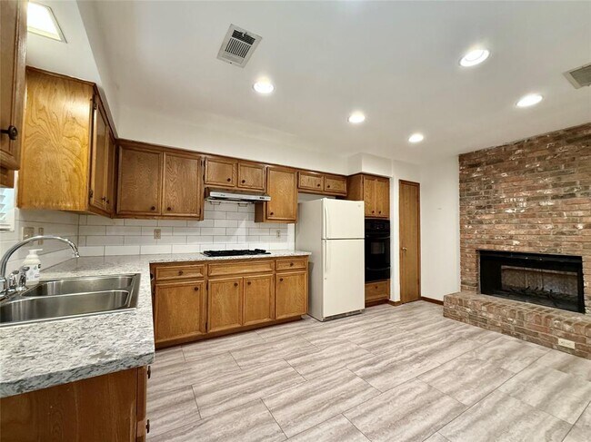 Building Photo - 3900 Knollwood Dr