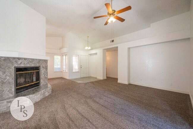 Building Photo - North Fresno Home in CUSD, 3BR/2BA, Beautiful Updates - Lots of Amenities!