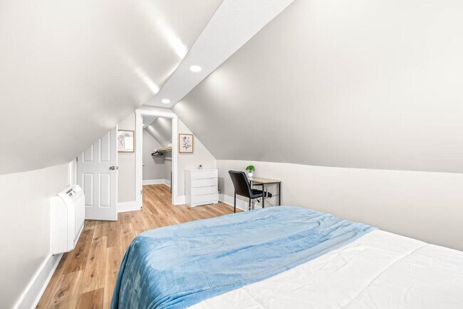 Building Photo - 639 Maple St