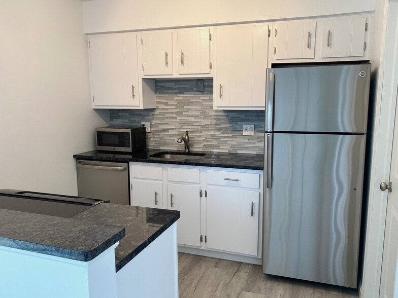 Kitchen - 7187 Hart St