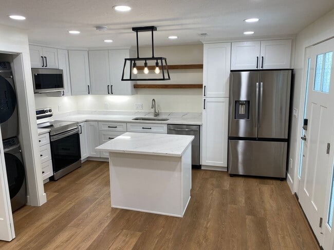 Building Photo - Light and Bright Basement apartment