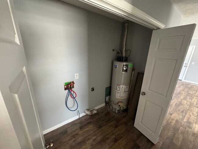 Building Photo - 1211 Redbud St