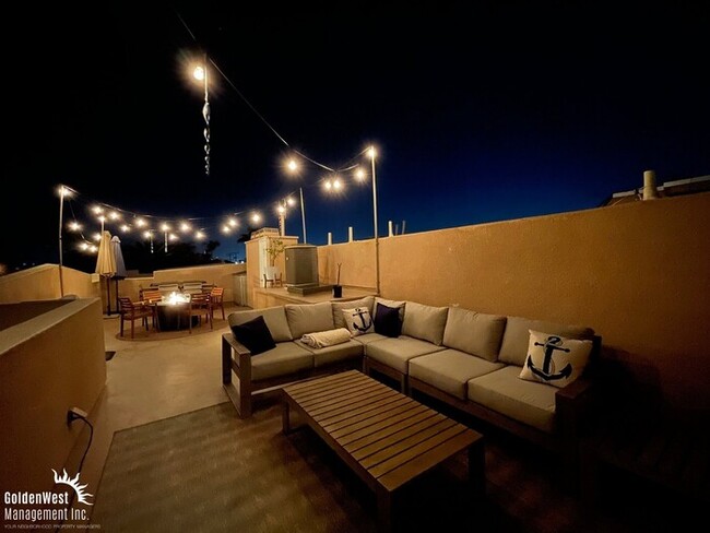 Building Photo - Modern 2Bdm 2.5Ba Town-home with Bonus Roo...