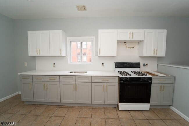 Building Photo - 331 Straight St