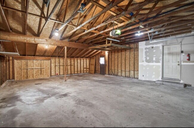 Building Photo - Charming 4-Bedroom Blaine Home with Hardwood Elegance & 2 Full Baths - 1,620 Sq Ft of Comfort!