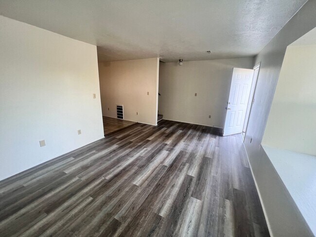 Building Photo - Blacksburg, 4 BR / 2.5 BA Townhouse, Available August