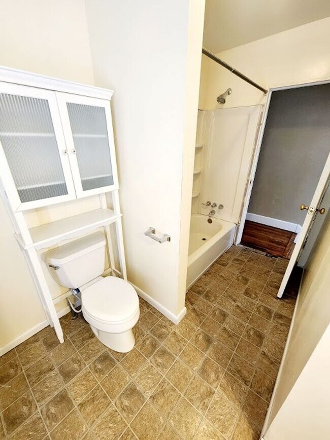 Building Photo - 305 Lyndhurst St