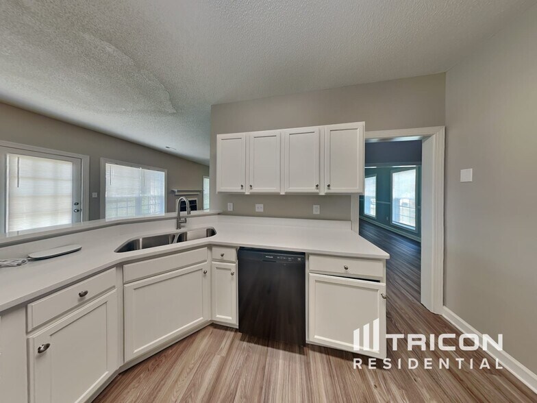 Building Photo - 2829 Rosemeade Dr