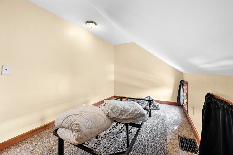 Building Photo - 50 Temple St