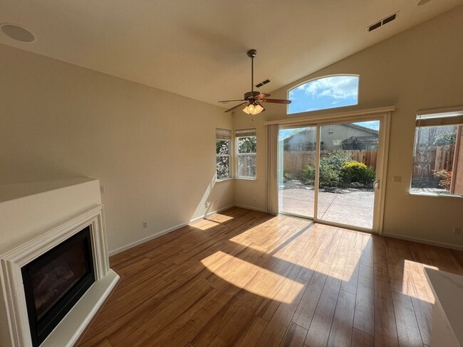 Building Photo - Gorgeous 3 bedroom plus office in Empire Ranch!