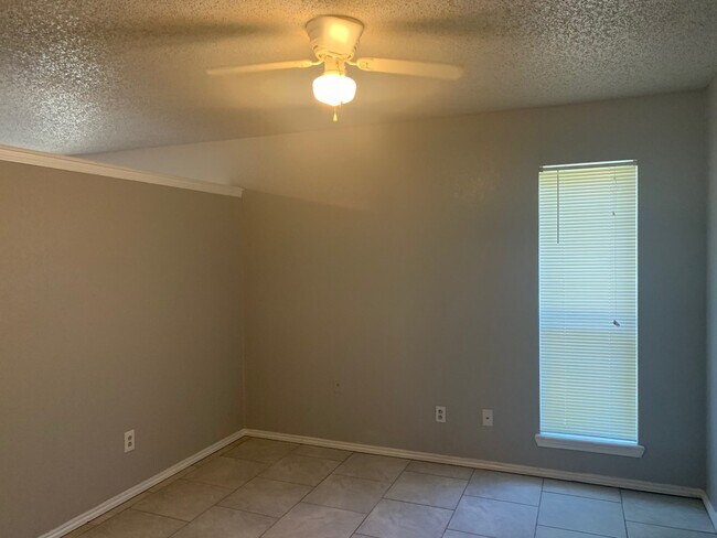 Building Photo - Great 1 bed 1 bath apartments!!