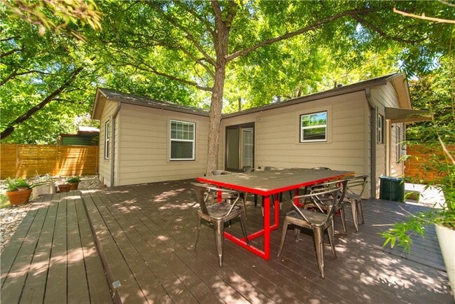 Building Photo - 906 E 53rd St