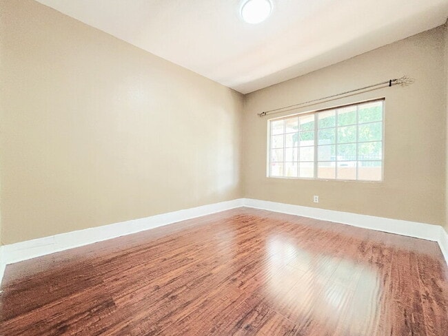 Building Photo - 2511 Ganahl St