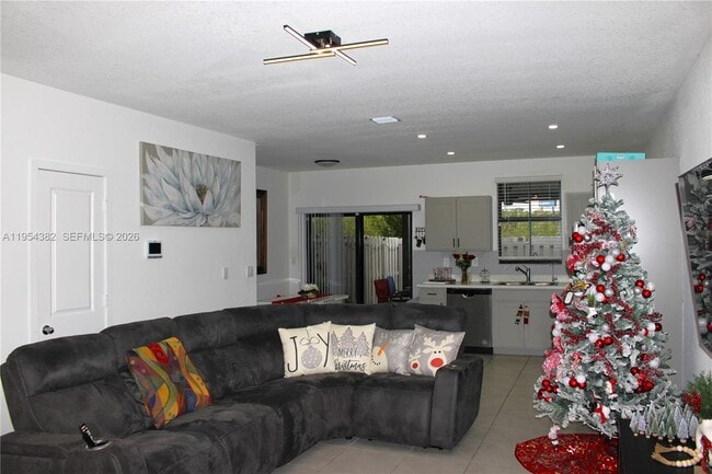 Building Photo - 470 NE 12th St