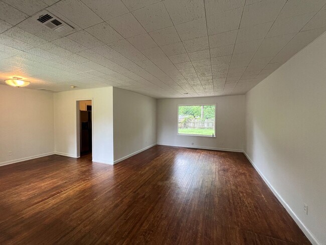 Building Photo - AVAILABLE FOR IMMEDIATE MOVE IN! WALK TO RIVERSIDE PARKS!!!