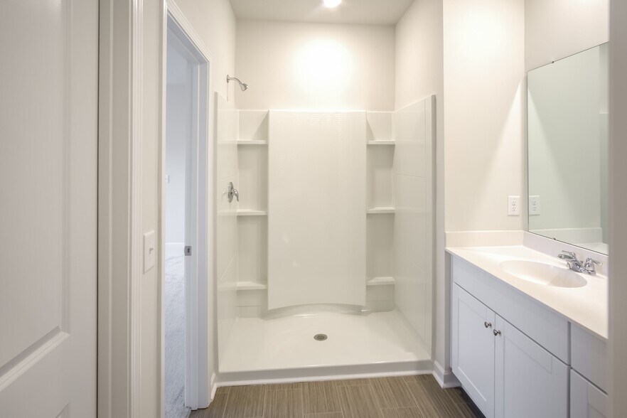 Building Photo - 709 Watercliff Dr