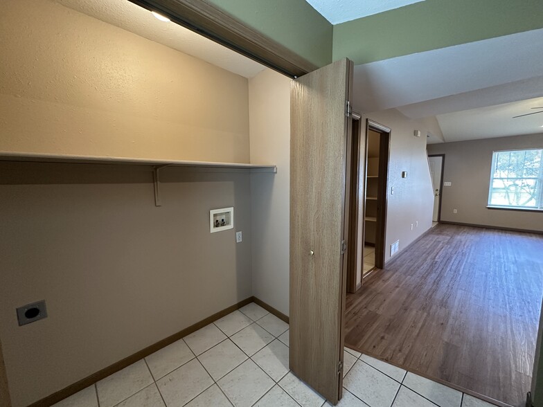 Washer/Dryer Hookup - Main Lvl - 3504 Zinnia Dr