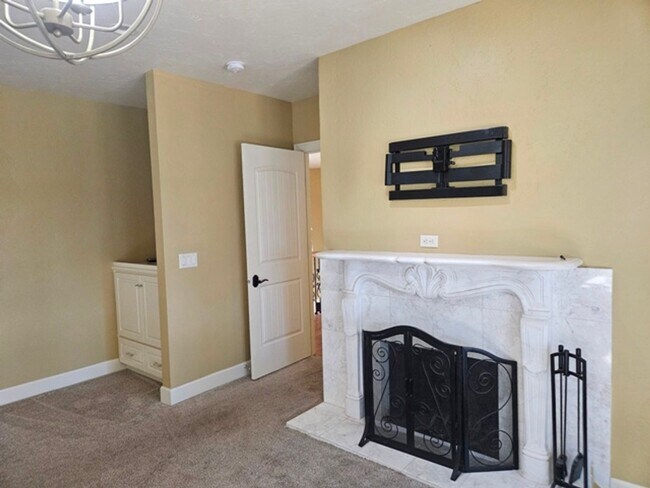 Building Photo - 4Bd/5Ba Multi Story Home - For viewing by ...