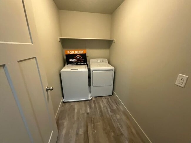 Building Photo - 2 bedroom 2 1/2 bath 2 car garage small dog friendly