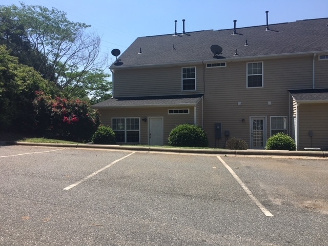 Building Photo - CORNELIUS  2 BEDROOM TOWNHOME