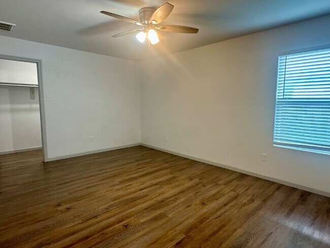 Building Photo - Move-In Special!!