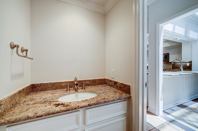 Building Photo - Large Townhome in River Oaks