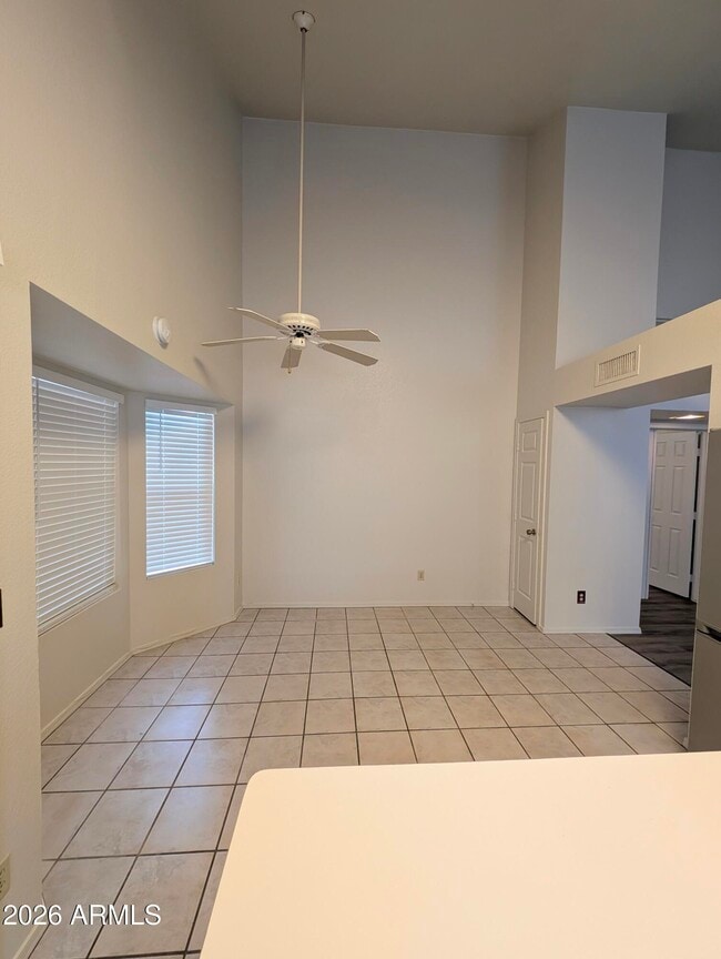 Building Photo - 2325 E Lakecrest Dr