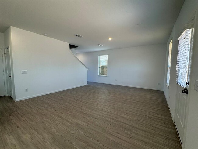 Building Photo - 10909 Fly Catcher Dr