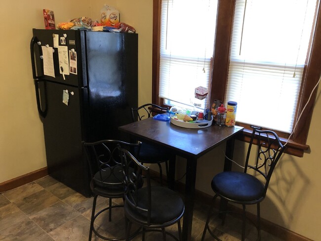 Building Photo - Great 4 Bed 1 Bath close to UWEC!