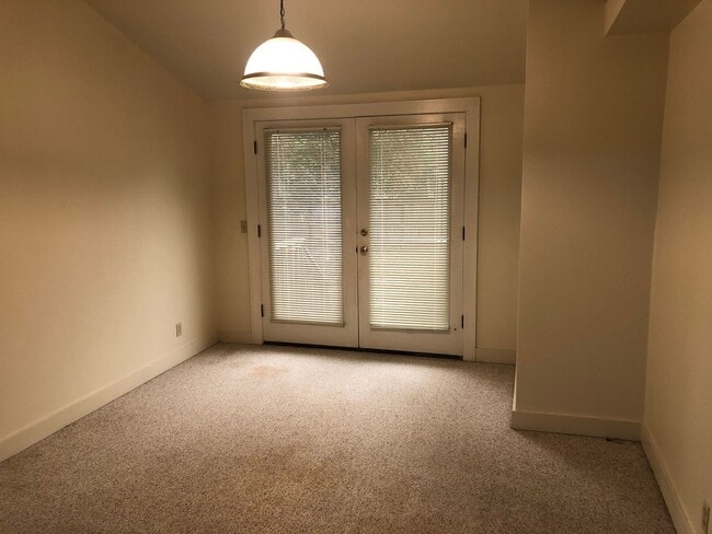 Building Photo - Campus House ~ 3 bedroom, 2 bath