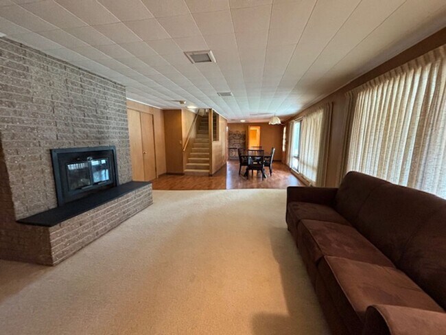 Building Photo - Fully Furnished, Turn Key Lake Front Home in Caledonia!