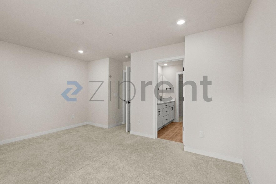 Building Photo - Unit H4