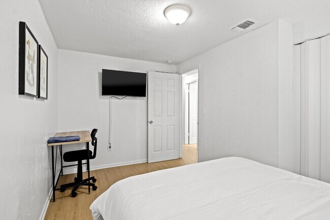 Building Photo - 3906 E Powhatan Ave