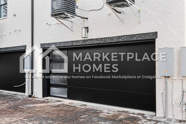 Building Photo - 1034 E Trinity Ln