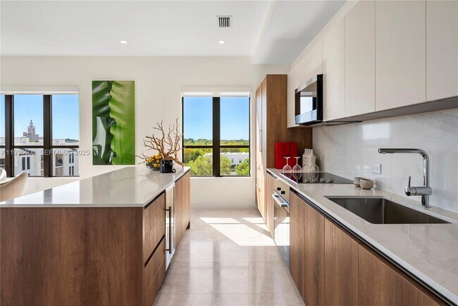 Building Photo - 701 Valencia Ave