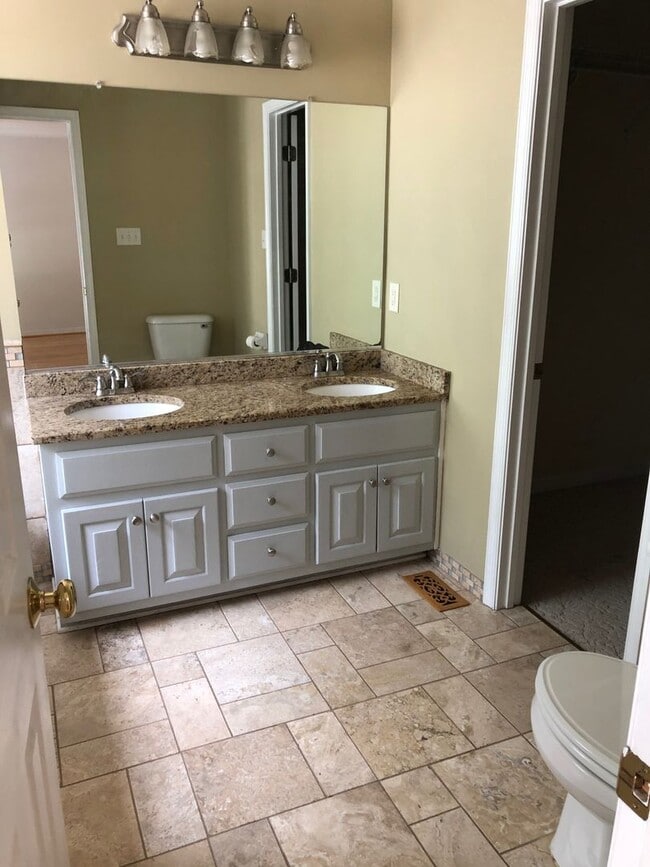 Building Photo - Stunning 4bdrm/2.5bth Home w/Loft Located in Chesterfield! Fenced in Backyard, 2 Car Garage, and ...