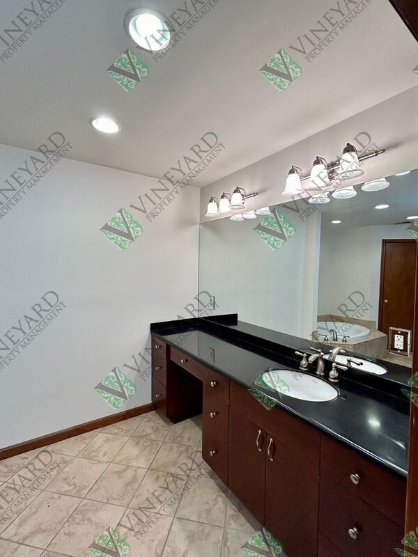 Building Photo - 115 Nesbit Ferry Pl