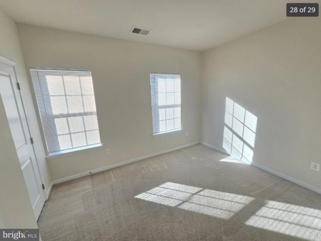 Building Photo - 3 Bedroom Beauty