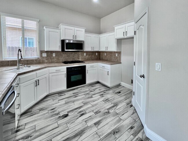 Building Photo - $2,895 Fowler & Church, Spacious 3 Bedroom...