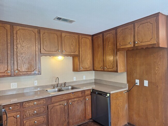 Building Photo - 513 Simmons Dr